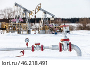 Республика Татарстан. Нефтяные станки-качалки и вентиль кустовой насосной станции. Стоковое фото, фотограф Егор Алеев / ТАСС / Фотобанк Лори