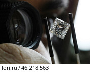 Ювелир во время оценки качества бриллианта. Стоковое фото, фотограф Юрий Смитюк / ТАСС / Фотобанк Лори