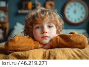 Ребенок лежит на кровати на фоне больших круглых часов, концепция режима дня для детей. Стоковое AI-изображение, AI-художник Щеголева Ольга / Фотобанк Лори
