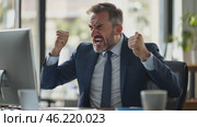 Businessman celebrating success at office desk. Стоковое AI-видео, аниматор Юрий Поздников / Фотобанк Лори