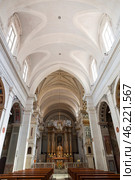 Интерьер церкви Тринита-деи-Монти (Trinita dei Monti ) на площади Тринита-деи-Монти. Рим, Италия (2017 год). Редакционное фото, фотограф Наталья Волкова / Фотобанк Лори