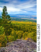 the endless Ural Taiga among the mountains and ridges on a summer day. Стоковое фото, фотограф Акиньшин Владимир / Фотобанк Лори