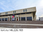 Город Казань. Вид на здание Татарского государственного академического театра имени Галиасгара Камала (ТГАТ) со стороны одноименной площади (2024 год). Стоковое фото, фотограф Александр Тараканов / Фотобанк Лори