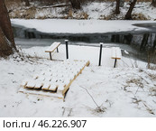 Зимний пейзаж с речкой и плотиком в лесу. Стоковое фото, фотограф Сергей Овчинников / Фотобанк Лори