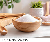 Деревянная миска (чашка) с белыми кристаллами соли. Стоковое AI-изображение, AI-художник Щеголева Ольга / Фотобанк Лори