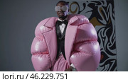 Fashion model wearing avant garde pink inflatable suit. Стоковое видео, видеограф Данил Руденко / Фотобанк Лори