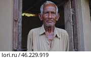 Elderly man posing for portrait in rural setting. Стоковое видео, видеограф Данил Руденко / Фотобанк Лори