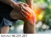 Knee pain, joint inflammation, arthritis and degenerative changes, man suffering from leg ache and doing self-massage. Стоковое AI-изображение, AI-художник Станислав Тарко / Фотобанк Лори