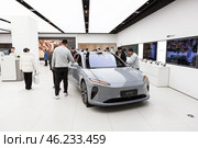 Легковой автомобиль Nio ET5t в автосалоне в Китае (2024 год). Редакционное фото, фотограф Кекяляйнен Андрей / Фотобанк Лори