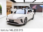 Легковой автомобиль Nio ET5t в автосалоне в Китае (2024 год). Редакционное фото, фотограф Кекяляйнен Андрей / Фотобанк Лори