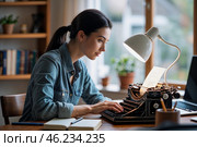 Молодая женщина печатает на старинной машинке в уютном рабочем пространстве с естественным светом и освещением от настольной лампы. Стоковое AI-изображение, AI-художник Сергей Никифоров-Гордеев / Фотобанк Лори