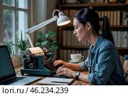 Девушка печатает на старинной винтажной пишущей машинке в уютной комнате при естественном освещении и свете от настольной лампы. Стоковое AI-изображение, AI-художник Сергей Никифоров-Гордеев / Фотобанк Лори