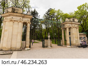 The main gate of the Resort Park on a cloudy day, Essentuki (2023 год). Редакционное фото, фотограф EugeneSergeev / Фотобанк Лори