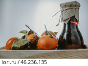 Мандарины и банка натурального варенья. Стоковое фото, фотограф Нелли Тумакова / Фотобанк Лори