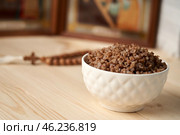 Boiled buckwheat is simplicity and modesty .Buckwheat on a wooden background symbolizes simplicity and modesty, which help believers focus on spiritual life during Lent. Стоковое фото, фотограф Скрипачев Антон / Фотобанк Лори