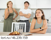 Woman mother and young guy during family quarrel accuse adult daughter. Стоковое фото, фотограф Яков Филимонов / Фотобанк Лори