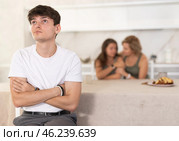 Woman mother and young girl during family quarrel accuse adult son. Стоковое фото, фотограф Яков Филимонов / Фотобанк Лори