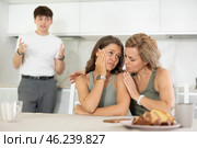 Mom calms her daughter down during domestic quarrel with her young husband. Стоковое фото, фотограф Яков Филимонов / Фотобанк Лори