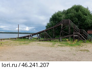 Деревянные горки на берегу водохранилища летним днем.  Озеро Шарташ в Шарташском лесопарке. Екатеринбург (2024 год). Стоковое фото, фотограф Pukhov K / Фотобанк Лори