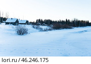 Лесная деревня на берегу реки. Редакционное фото, фотограф Анна Аникова / Фотобанк Лори