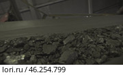 Conveyor belt with coal shooting in slow motion. Close-up of coal on conveyor belt. Conveyor belt with ore. Machine for loading coal. Tape conveyor used to load Anthracite mining coal mine factory. Стоковое видео, видеограф Сергей Тимофеев / Фотобанк Лори