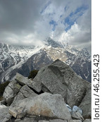 Majestic Himalayan view. Rocky mountains partly covered with snow and clouds against blue sky. View of Dhauladhar range in the indian Himalayas. Triund trek, Dharamsala, Himachal pradesh, India. (2024 год). Стоковое фото, фотограф Лариса Потехина / Фотобанк Лори