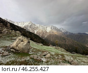 Snowy mountains landscape in the indian Himalayas. View of Dhauladhar Range partly covered with clouds and snow. Triund trek, Dharamsala, Himachal pradesh, India. (2024 год). Редакционное фото, фотограф Лариса Потехина / Фотобанк Лори