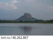 Видовая точка на озере Талкот (Thalkote). Видна на гору Пидарунгала (Pidurangala Rock) и крепость Сигирия (Sigiriya) на Львиной скале. Шри Ланка. Стоковое фото, фотограф Дымов Игорь / Фотобанк Лори