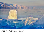 Ломанный лёд на фоне гор на рассвете на озере Байкал зимой. Стоковое фото, фотограф Байбородин Михаил / Фотобанк Лори