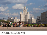 Вид на сталинское высотное здание на Котельнической набережной. Москва (2024 год). Редакционное фото, фотограф Evgenia Shevardina / Фотобанк Лори