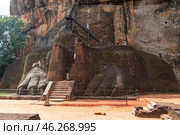 Львиные лапы. Ворота в крепость Сигирия (Sigiriya) на Львиной скале в Шри-Ланке. Редакционное фото, фотограф Дымов Игорь / Фотобанк Лори