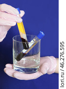 Two blood plasma in hands for PRP. Стоковое фото, фотограф Ольга Зиновская / Фотобанк Лори