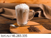 Glass of tasty iced hojicha latte and powder on wooden table, closeup. Стоковое фото, фотограф Pixel_shot / Фотобанк Лори