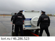 Полицейские вывозят авиационного дебошира с борта самолёта (2020 год). Редакционное фото, фотограф Free Wind / Фотобанк Лори