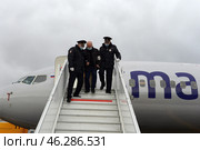 Полицейские выводят авиационного дебошира с борта самолёта (2020 год). Редакционное фото, фотограф Free Wind / Фотобанк Лори