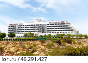 View of Crowne Plaza hotel. Sultanate of Oman (2024 год). Редакционное фото, фотограф Евгений Ткачёв / Фотобанк Лори