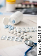 Different pills on table, closeup. Стоковое фото, фотограф Pixel_shot / Фотобанк Лори