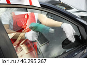 Male worker tinting car window outdoors. Стоковое фото, фотограф Pixel_shot / Фотобанк Лори