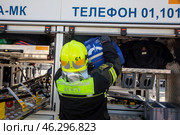 Сотрудник МЧС России разбирает инструменты в специальном автомобиле службы спасения в городе Москве, Россия. Редакционное фото, фотограф Николай Винокуров / Фотобанк Лори