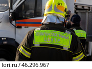 Сотрудник МЧС России стоит у автомобиля специальной службы в городе Москве, Россия. Редакционное фото, фотограф Николай Винокуров / Фотобанк Лори