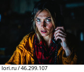 Молодая женщина в яркой одежде напряженно и осторожно разговаривает по телефону, испытывая тревогу и подозрение к собеседнику, вероятно, мошеннику. Стоковое AI-изображение, AI-художник Сергей Никифоров-Гордеев / Фотобанк Лори