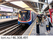 Таиланд. Бангкок. Поезд на станции наземного метро (BTS Skytrain). Thailand. Bangkok. Train at the Skytrain station (BTS Skytrain). Редакционное фото, фотограф Алексей Смышляев / Фотобанк Лори