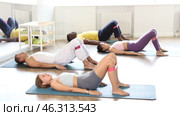 Abdominal and leg muscle training using resistance bands in Pilates classes for multinational athletes. Стоковое видео, видеограф Яков Филимонов / Фотобанк Лори