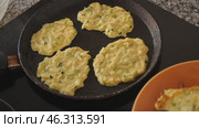 Zucchini pancakes cooked in frying pan. Стоковое видео, видеограф Яков Филимонов / Фотобанк Лори