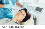 Non-contact hardware method in cosmetology clinic for the face of an elderly woman. Стоковое видео, видеограф Яков Филимонов / Фотобанк Лори