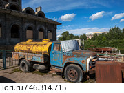 Старенький Водовоз ЗИЛ-130. Вологда (2024 год). Редакционное фото, фотограф Сергей Афанасьев / Фотобанк Лори