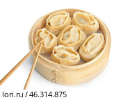 Steamer with oriental dumplings on white background. Стоковое фото, фотограф Pixel_shot / Фотобанк Лори