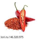 Heap of chipotle chili flakes and fresh jalapeno peppers isolated on white background. Стоковое фото, фотограф Pixel_shot / Фотобанк Лори