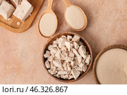 Composition with fresh and dry yeast on color background. Стоковое фото, фотограф Pixel_shot / Фотобанк Лори
