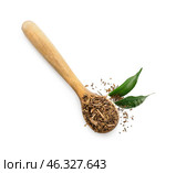Spoon with dry hojicha green tea on white background. Стоковое фото, фотограф Pixel_shot / Фотобанк Лори